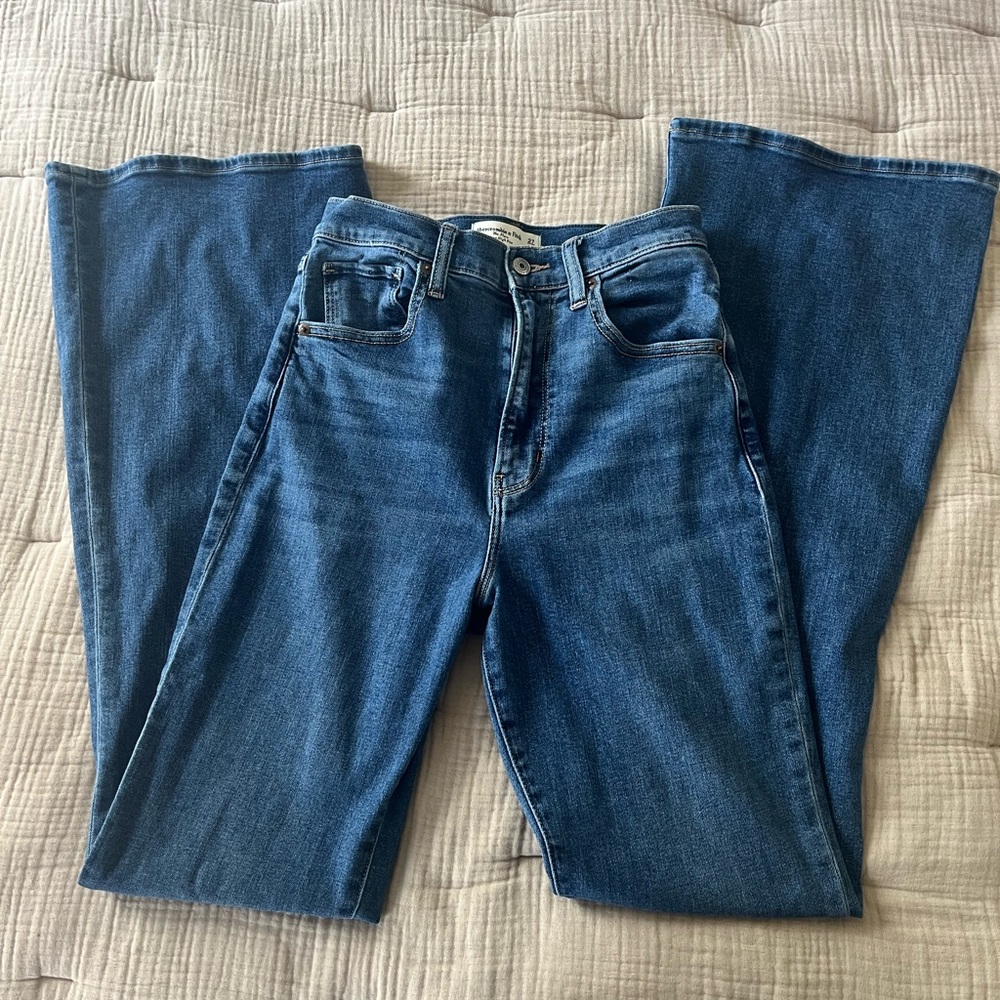 Abercrombie & Fitch LONG / CURVE LOVE Ultra High Rise Flare Jeans